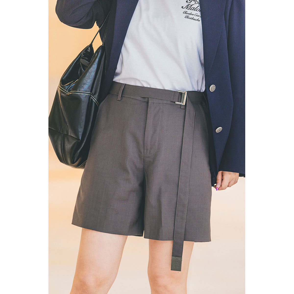 Tシャツにジャケットとハーフパンツのコーデ