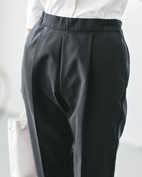 セレSTORY・ハリのあるコットン調素材のサスペンダー付き美脚パンツ・タック、センタープレス