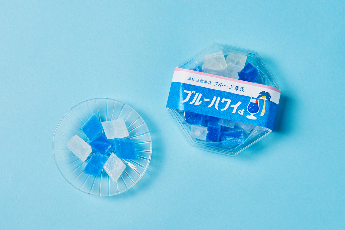 岡伊三郎商店と日本百貨店とのコラボ商品「フルーツ寒天 ブルーハワイ味」