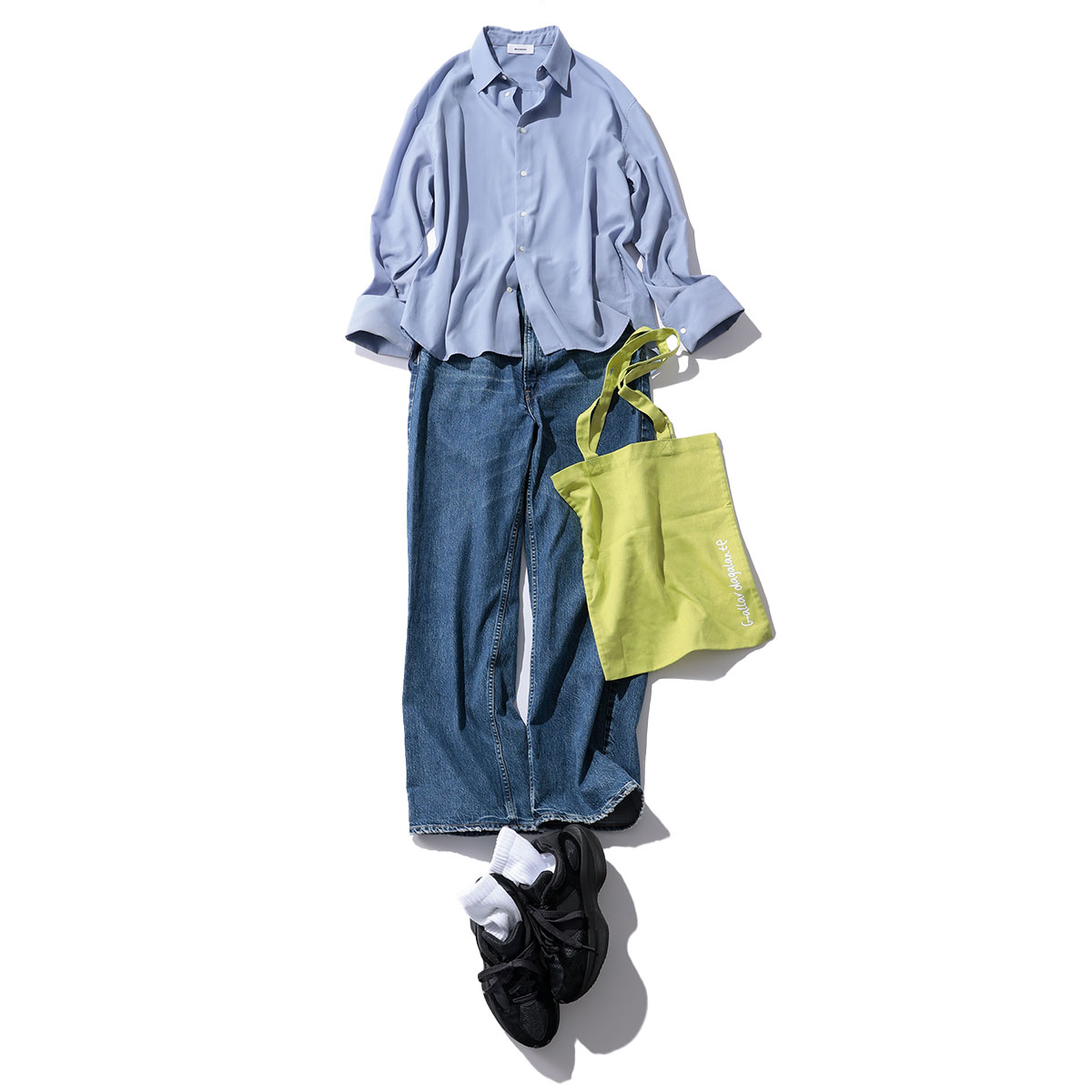ブルーシャツとデニムのコーデ