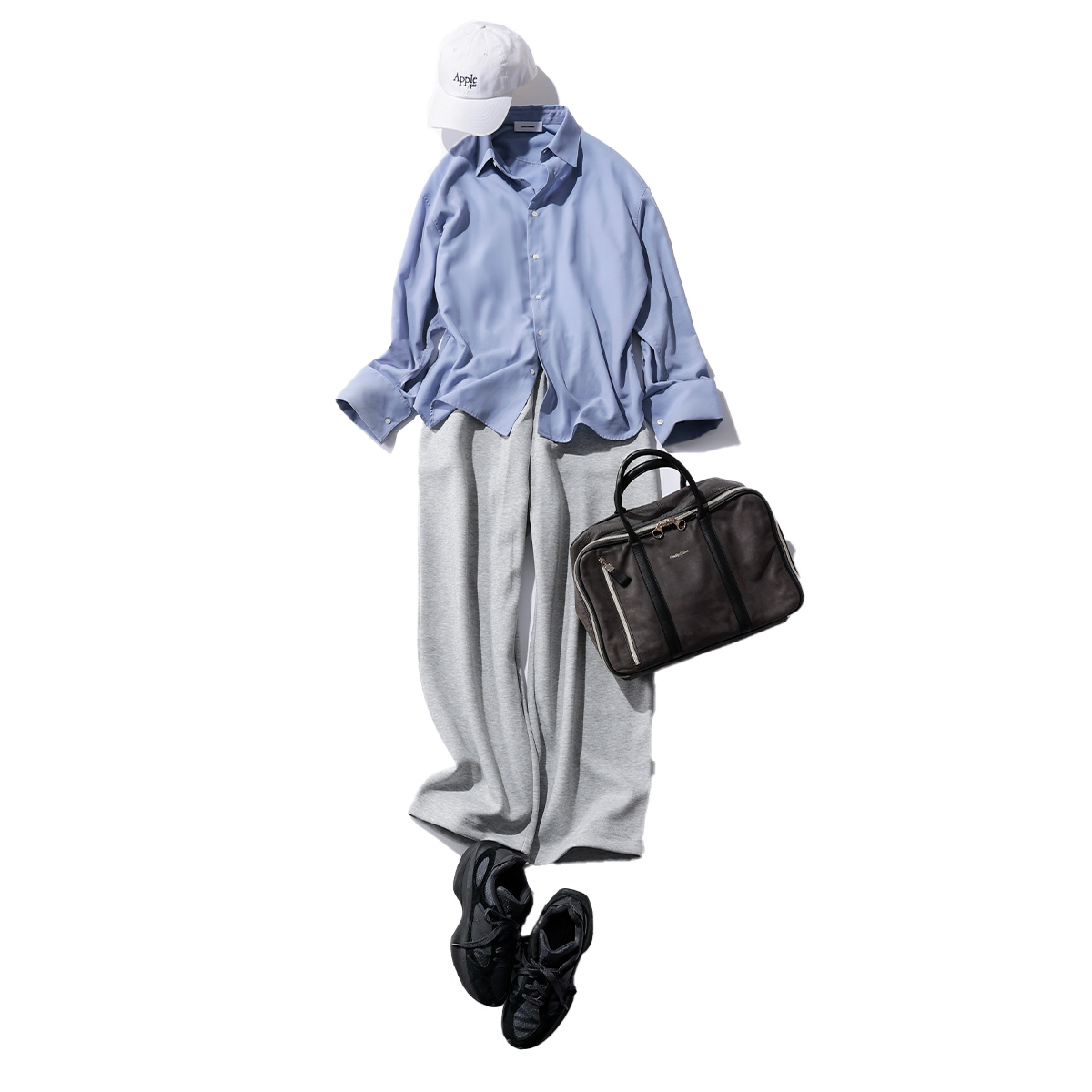 ブルーシャツとスウェットパンツの機内コーデ