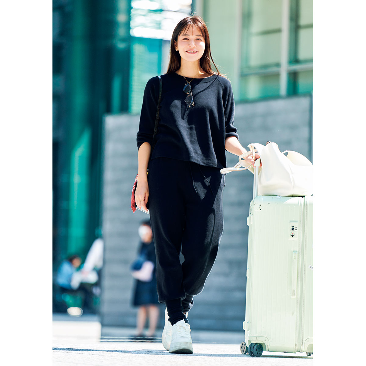 黒のニットセットアップの空港コーデ