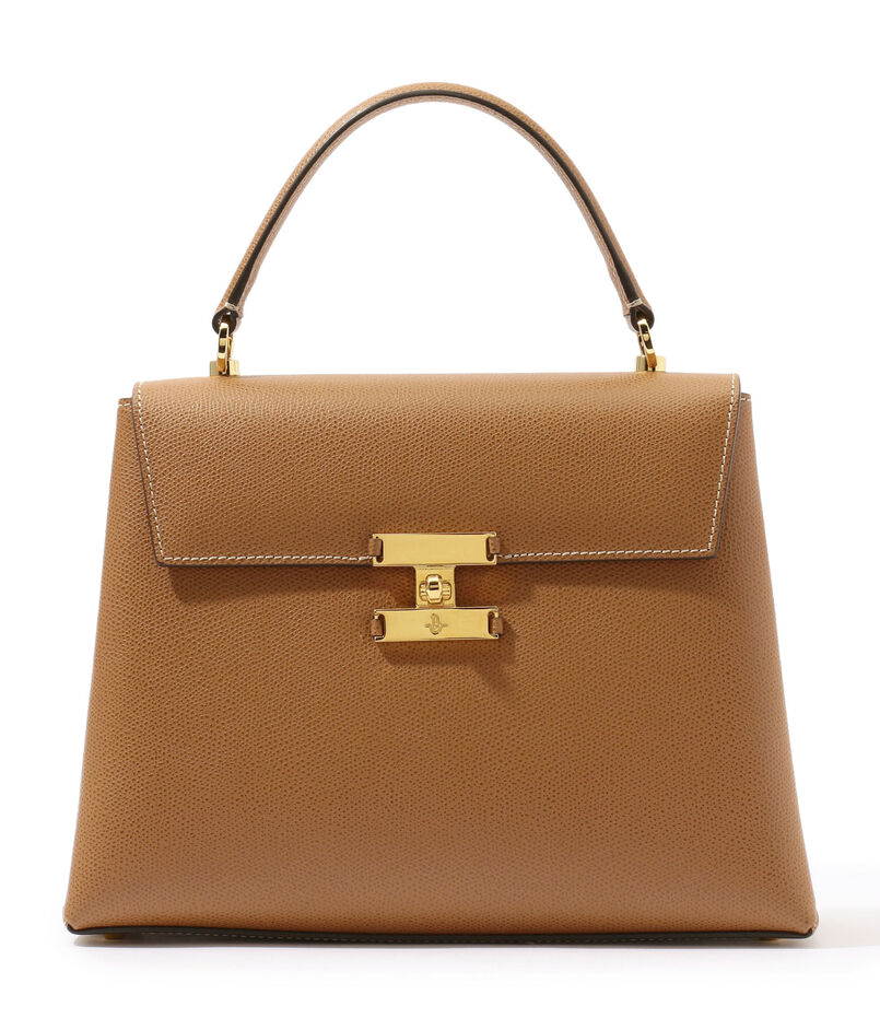 きちんと見せたい卒入園に最適なクラシックな台形フォルムのフラップバッグ。