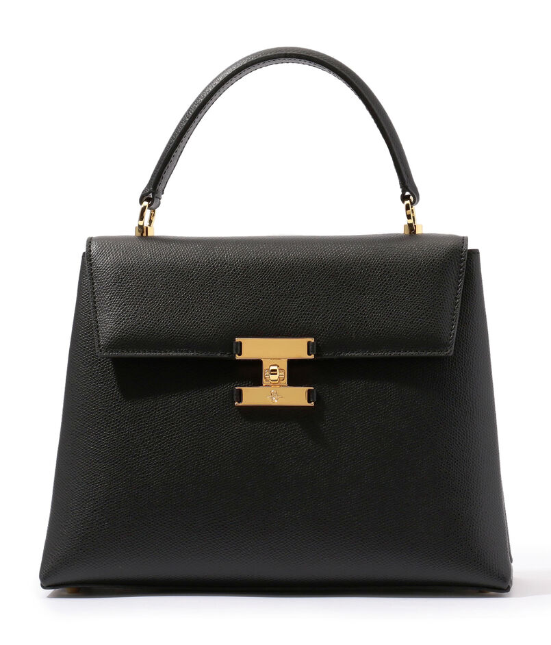 きちんと見せたい卒入園に最適なクラシックな台形フォルムのフラップバッグ。