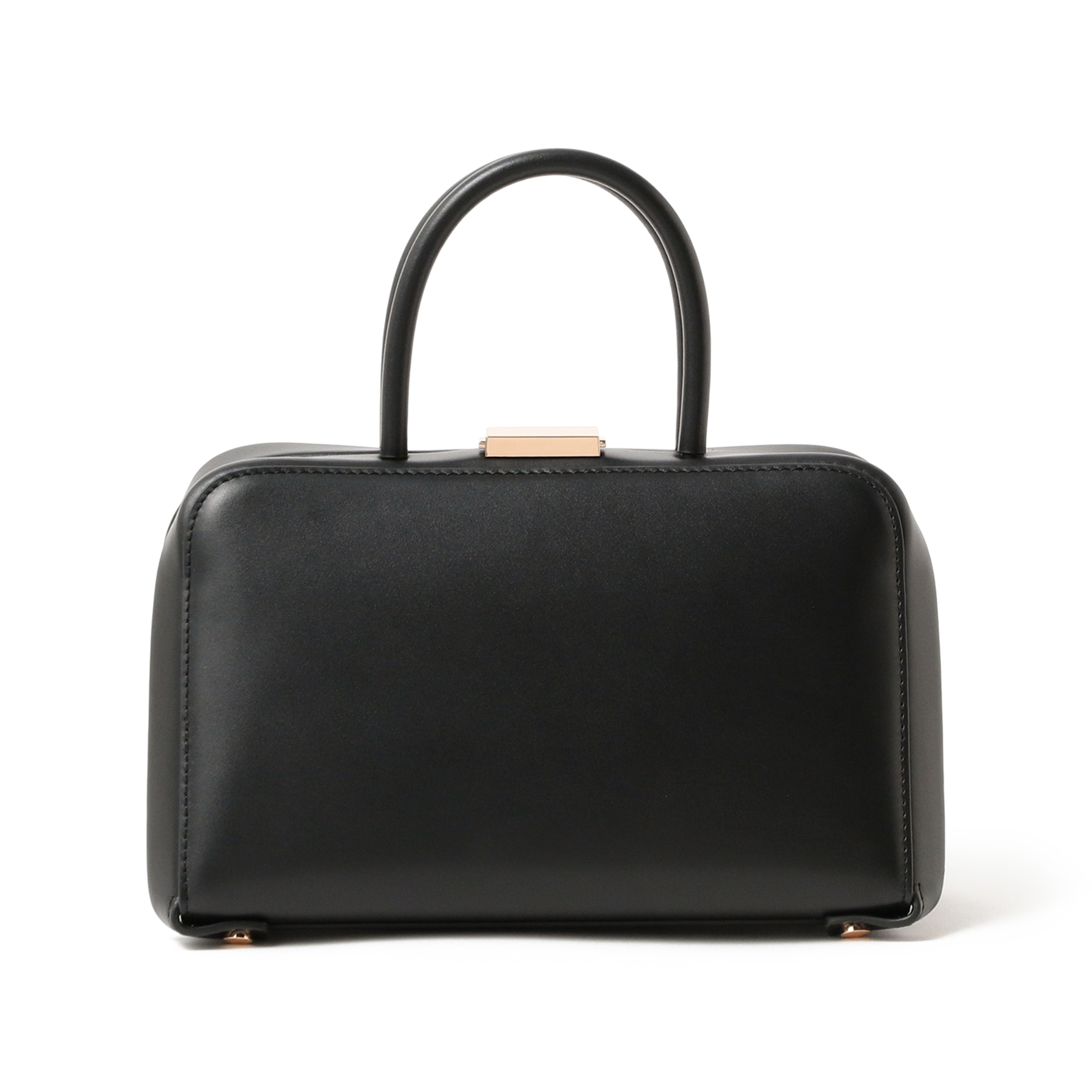 シンプルなスクエアフォルムで、フォーマルな場所にきちんと対応してくれるプンティのバッグ