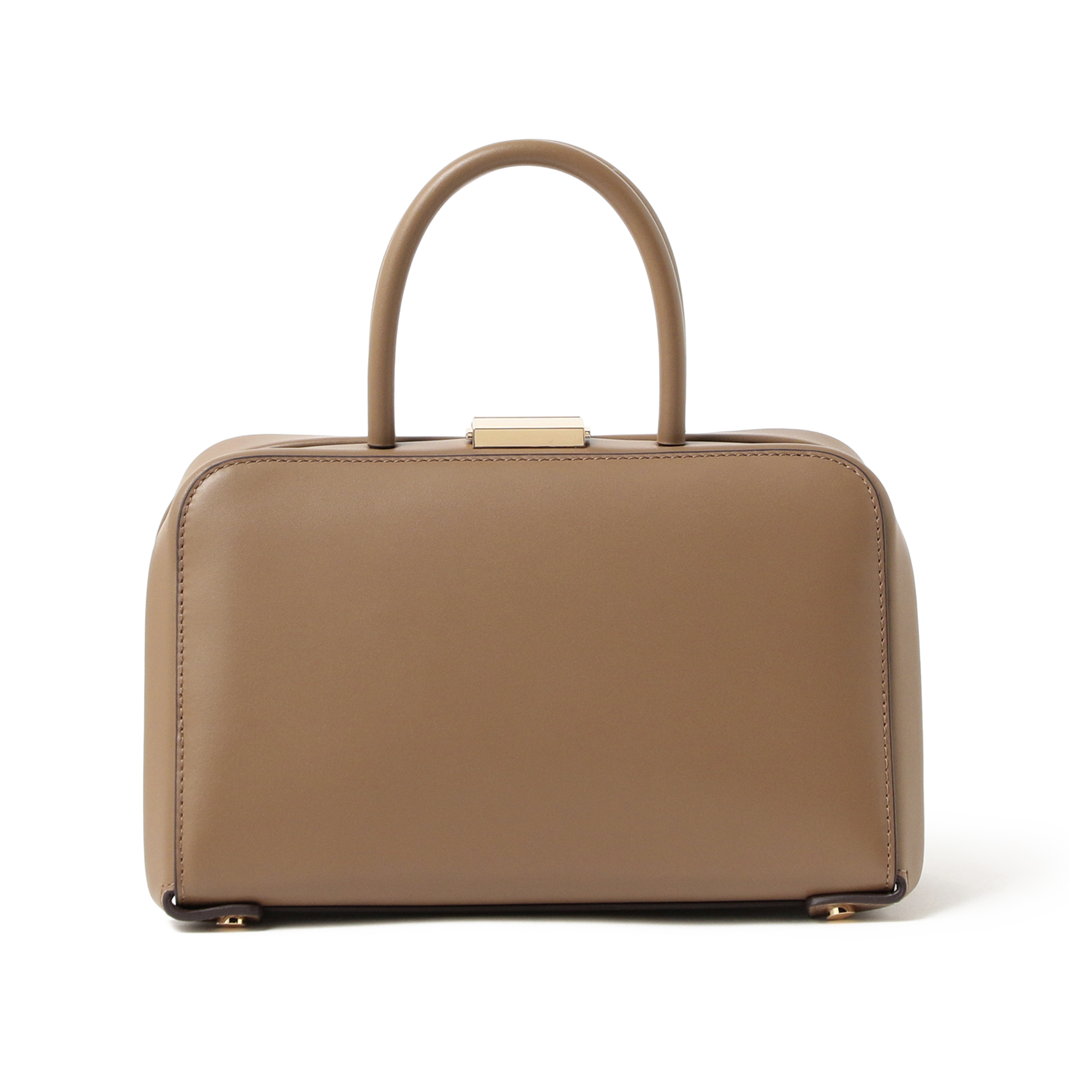 シンプルなスクエアフォルムで、フォーマルな場所にきちんと対応してくれるプンティのバッグ