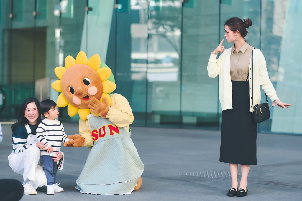 エントランスにて親子と記念撮影