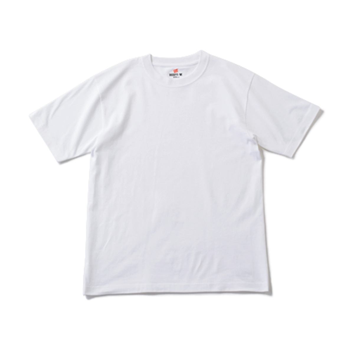 白Tシャツ 肉厚なコットン、クラシックなボックスシルエット。Tシャツ￥2,200（ヘインズ／ヘインズブランズ ジャパンカスタマーセンター）