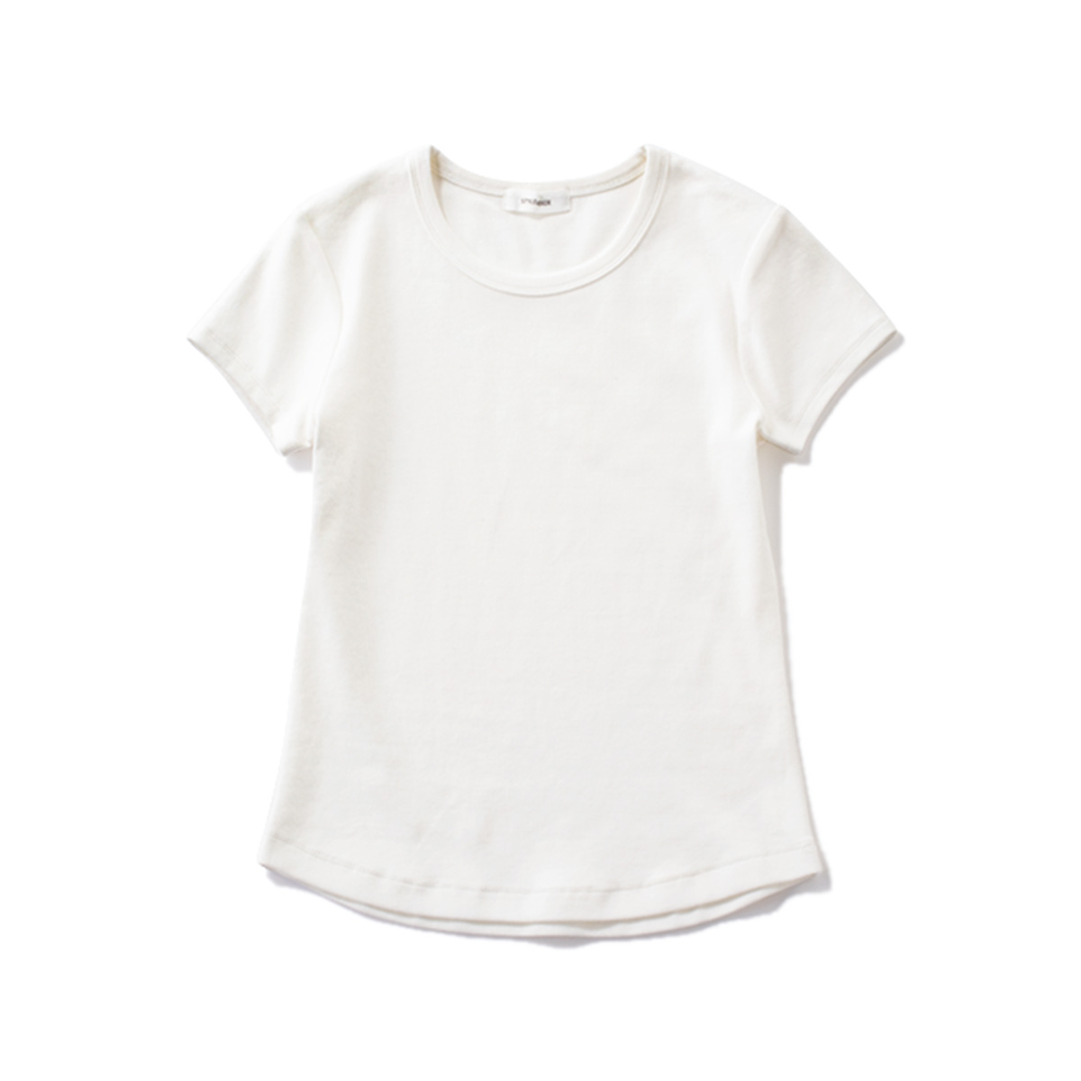 白Tシャツ ベーシックな白Tは体をきれいに見せるややタイト＆ほんのり短丈に更新。￥4,620（スタイルミキサー／バロックジャパンリミテッド）