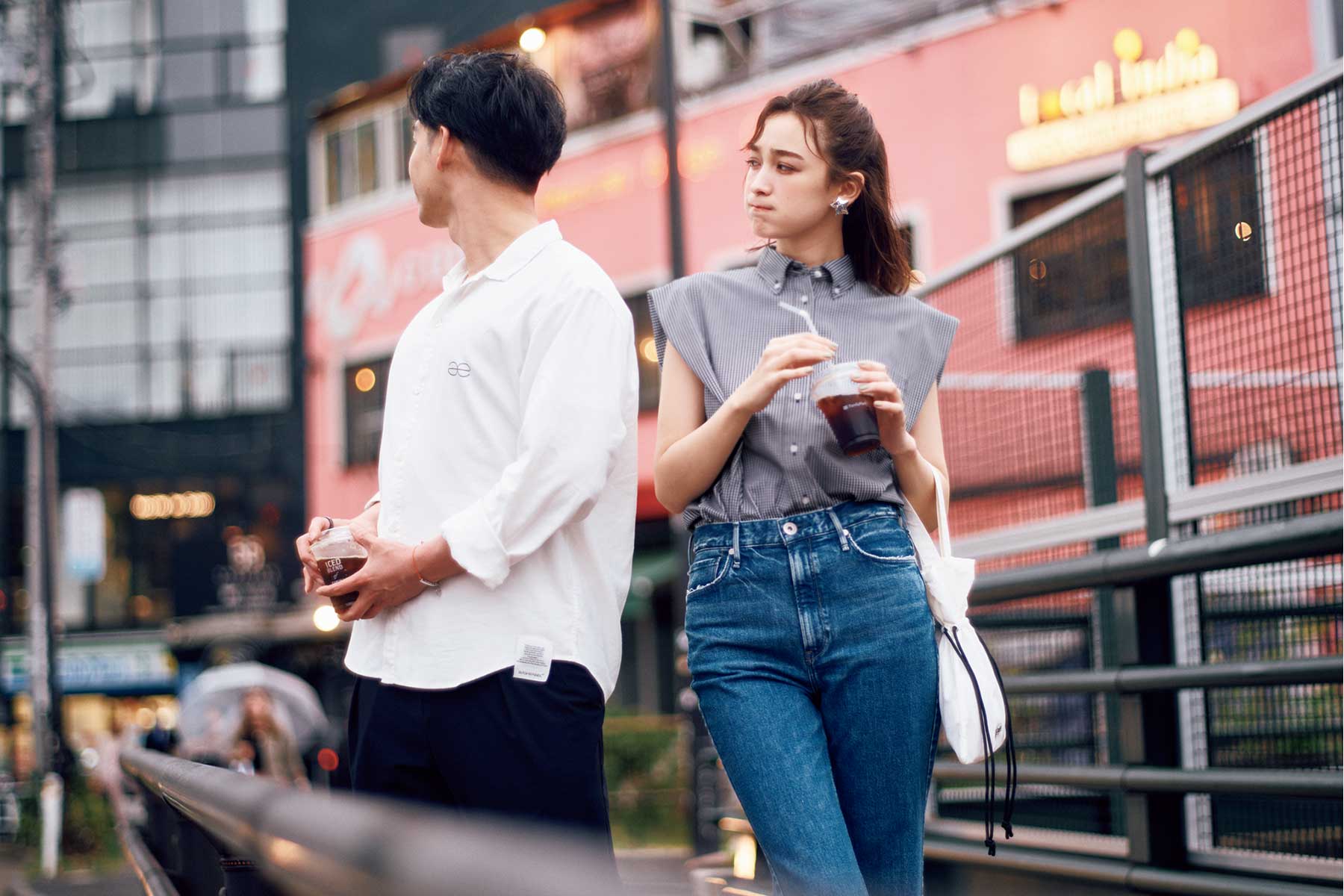 恵比寿のテラスカフェで代理店男子とはじめまして！街歩きデートで話も弾むけど…彼、周り気にしすぎじゃない？ 今日は仕事の合間に、広告代理店の同世代男子とランチデート。食後はコーヒー片手におしゃべりしながらお散歩♪のはずが、彼、さっきから周りをキョロキョロしすぎじゃない？　敵か何かから追われてる？ 巾着バッグ￥3,960（アウトドアプロダクツ／アウトドアプロダクツ ユージュアル シングス中目黒店）イヤリング￥14,300（IRIS47／フーブス）