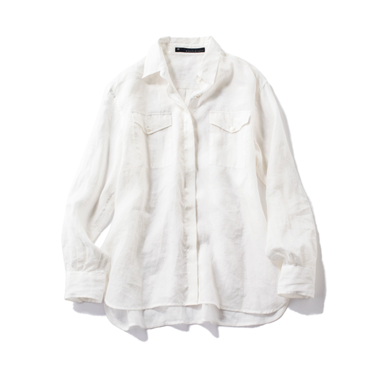 リネンシャツ 羽織って、巻いて、重ねて…万能の白シャツは透け感のあるリネンで。￥31,900（マルティニーク／マルティニーク ルミネ横浜）