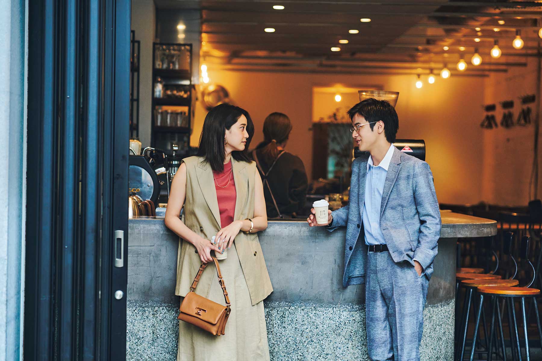 海外留学には行きたいけど、 せっかく島村くんと 付き合うことになったのに。 そんな気持ちを彼に伝えると、 力強く背中を押してくれて… さすがアメリカ帰り、マインドが違う。 彼のおかげで心おきなく自分の夢に向 かって走り出せそう！ ゴールドチェ ーンネックレス￥24,200（マリハ）ゴー ルドピアス￥41,580（ソコ／ZUTTO HOLIC）ゴールドバングル￥28,600 （ワンエーアールバイウノアエレ／ウノ アエレ ジャパン）バッグ￥355,300（ト ッズ／トッズ・ジャパン）　［島村くん］ ジャケット￥49,500シャツ￥29,700 パンツ￥27,500（すべてBLACK LA BEL CRESTBRIDGE／SANYO SHOKAI）メガネ￥39,600（BJ CLA SSIC COLLECTION／Eye's Pre ss）時計￥18,150（CASIO／カシオ計 算機 お客様相談室）ベルト／スタイリ スト私物