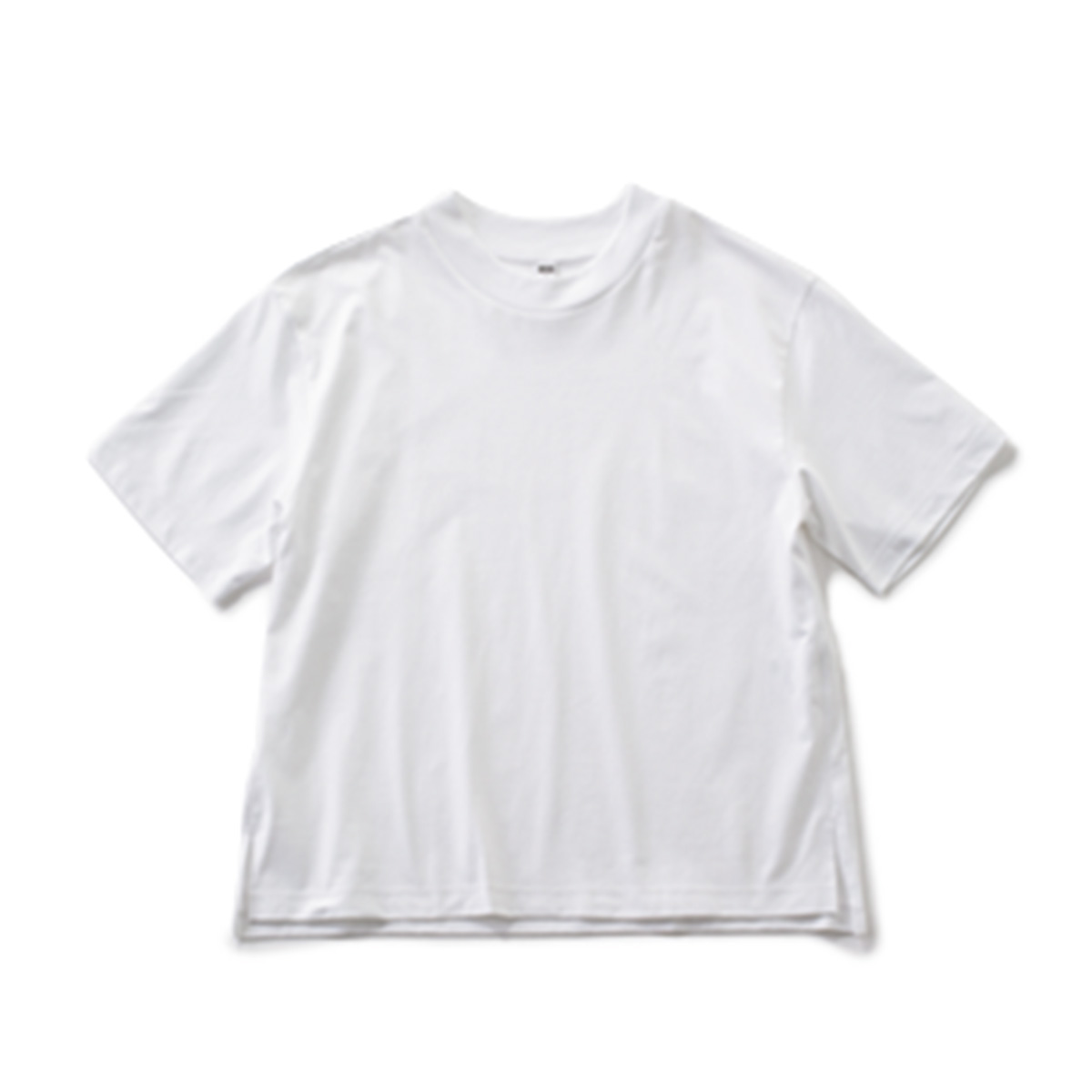 白Tシャツ ボーイズライクな一枚。ハイウエストボトムスとも好相性。￥1,500（UNIQLO）