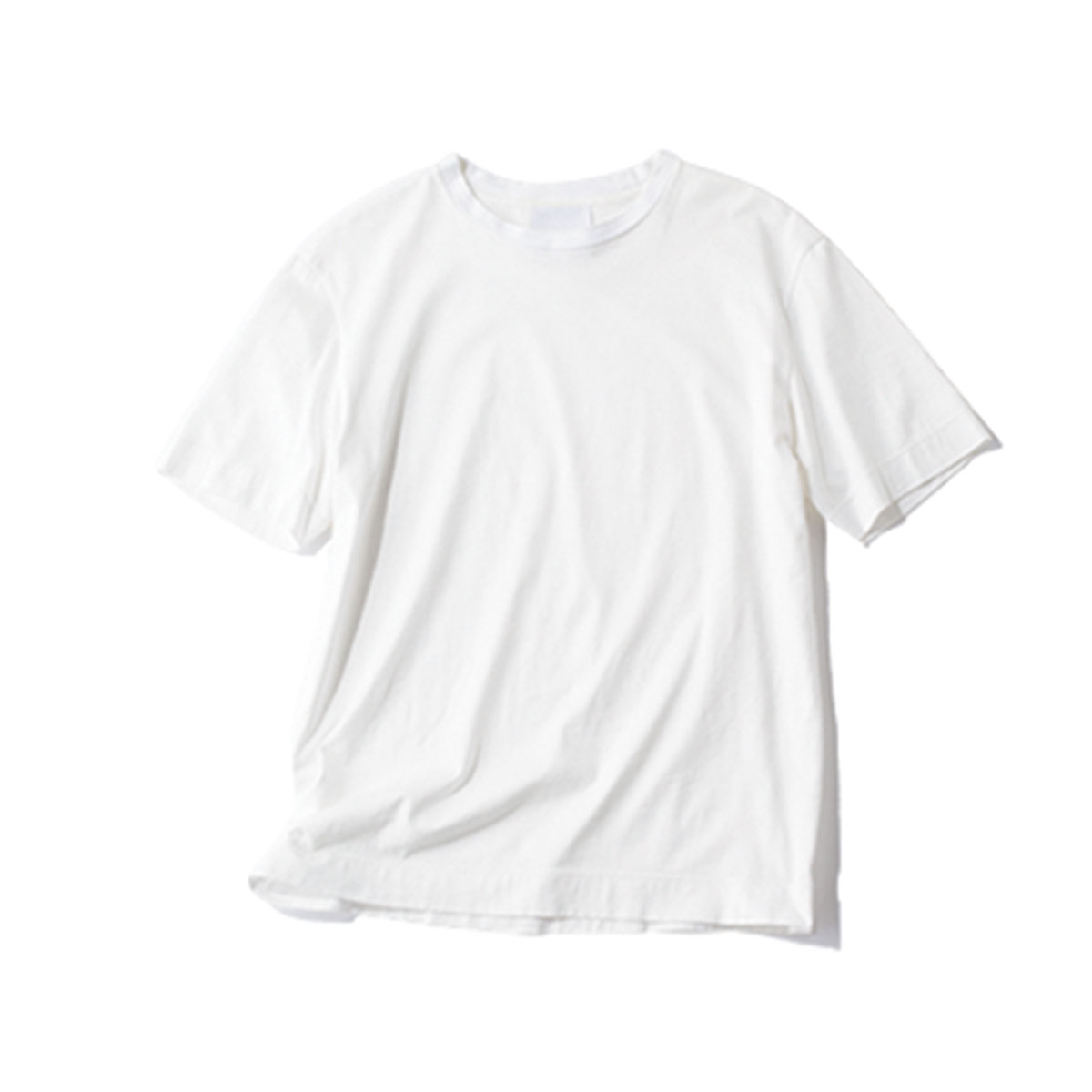 白Ｔシャツ 上品な光沢の白T。洗濯をしてもシワや毛羽立ちが起こりにくい！￥9,680（スローン／ザ ショップスローン 新静岡セノバ店）