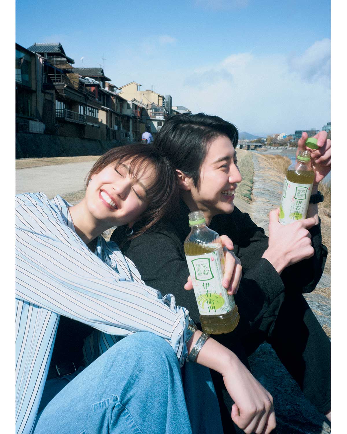 ストライプシャツとデニムのコーデ