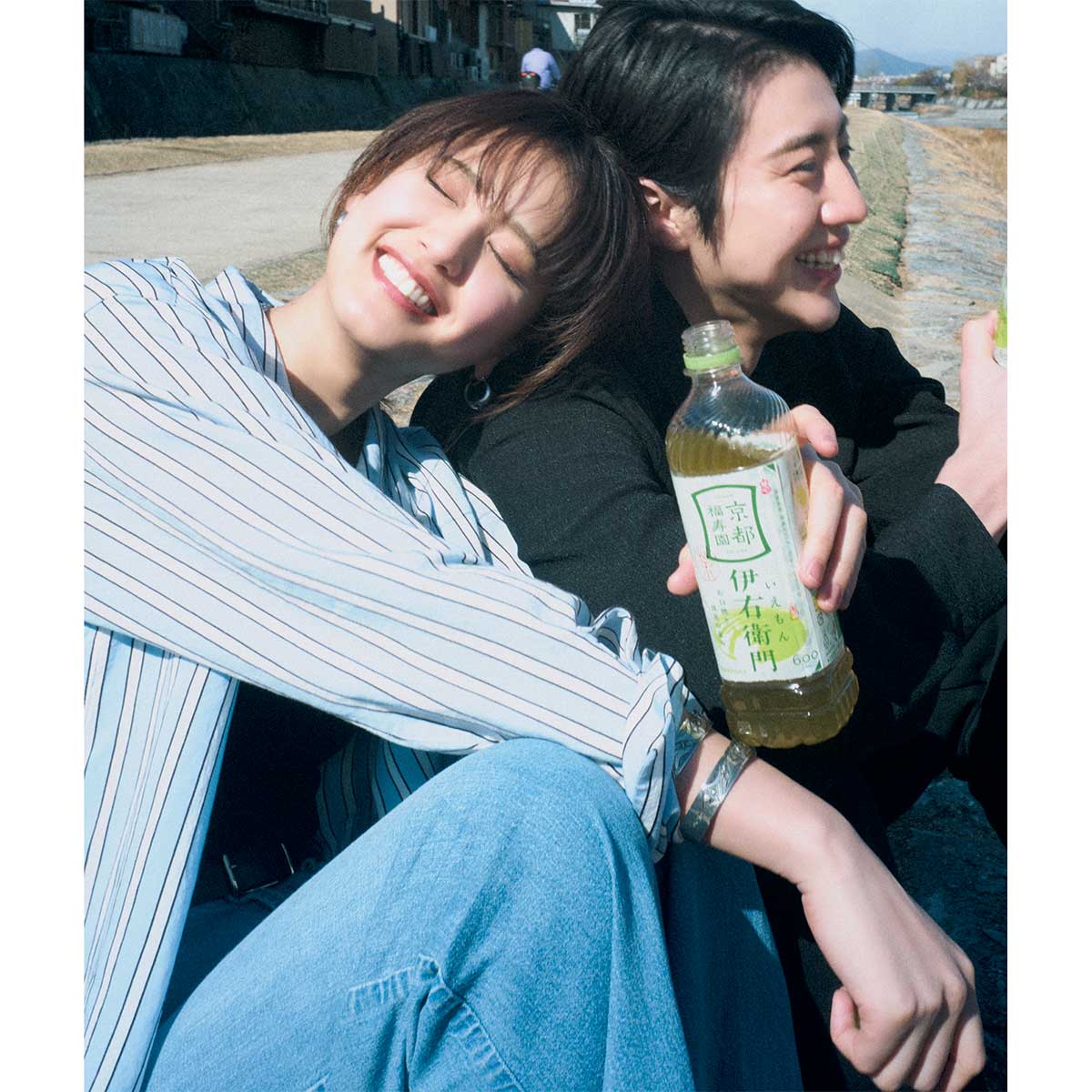 ストライプシャツとデニムのコーデ