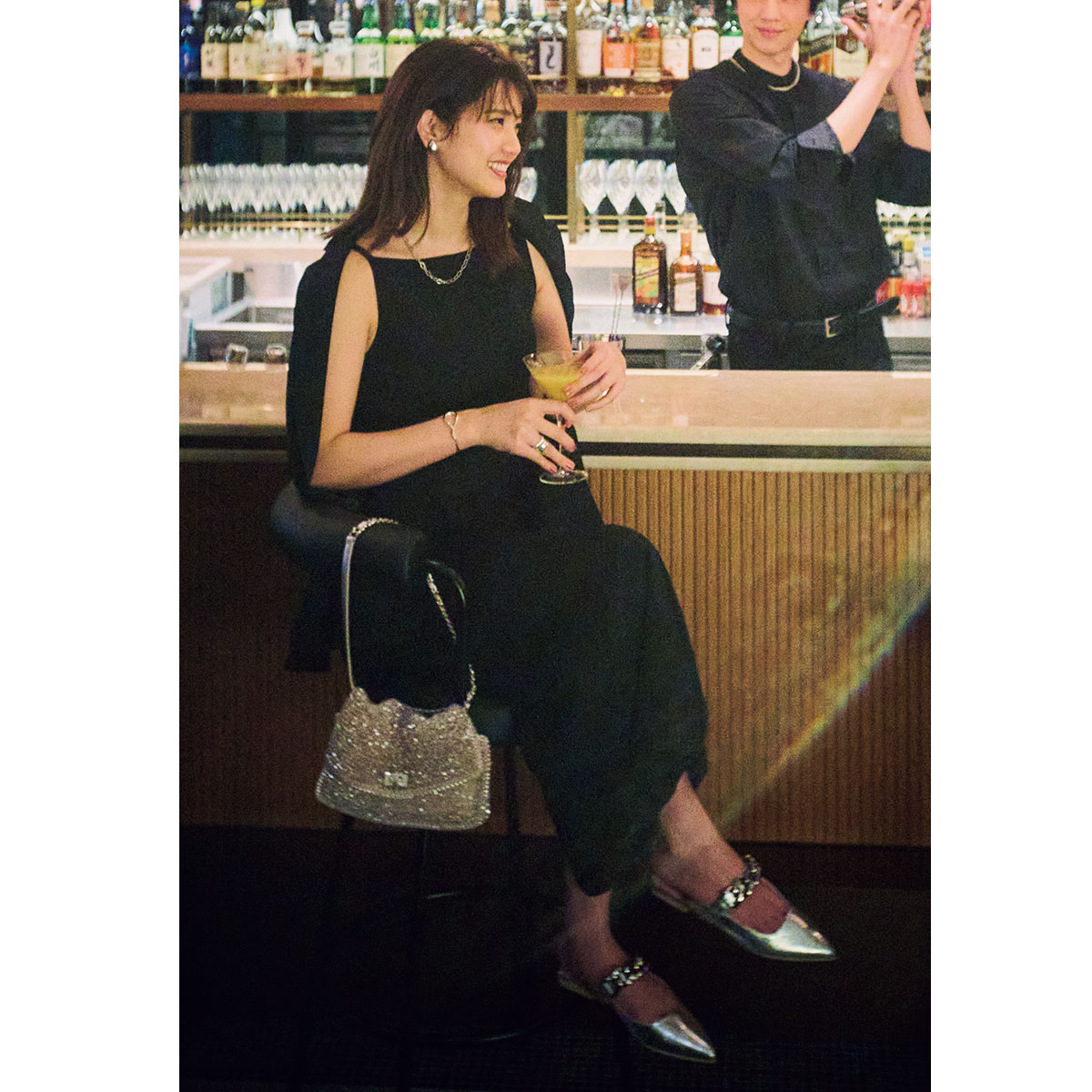 ジャケットとスカートの黒コーデ