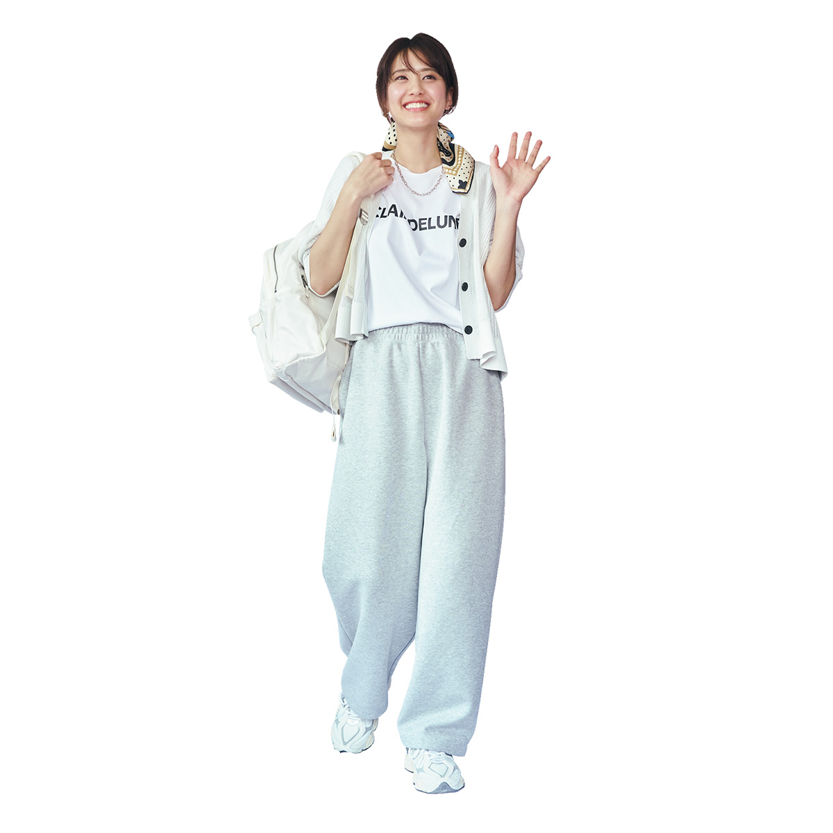 ロゴTシャツとスウェットパンツのコーデ