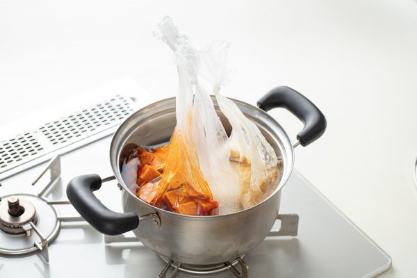 ポリ袋を使うことで、ご飯とおかず、汁ものを1つの鍋で同時につくれる「お湯ポチャレシピ®」