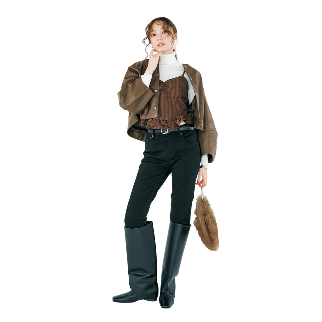 白タートルにビスチェのレイヤードとブラウンレザーのコーデ,黒スキニーにロングブーツの大人っぽコーデ