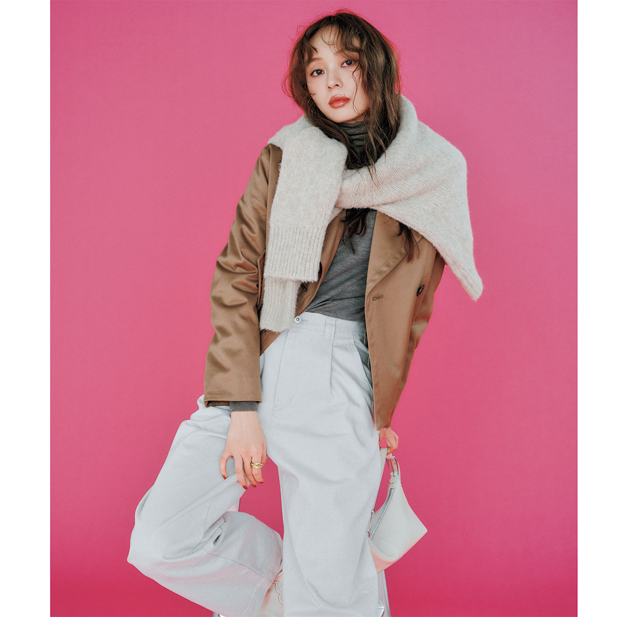 グレータートルに白ニットの肩巻きコーデ