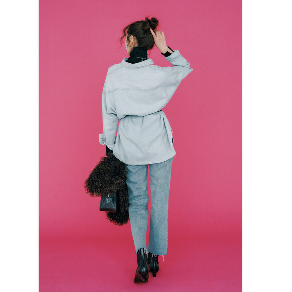 デニムシャツと黒タートルのレイヤードにデニムパンツのコーデ