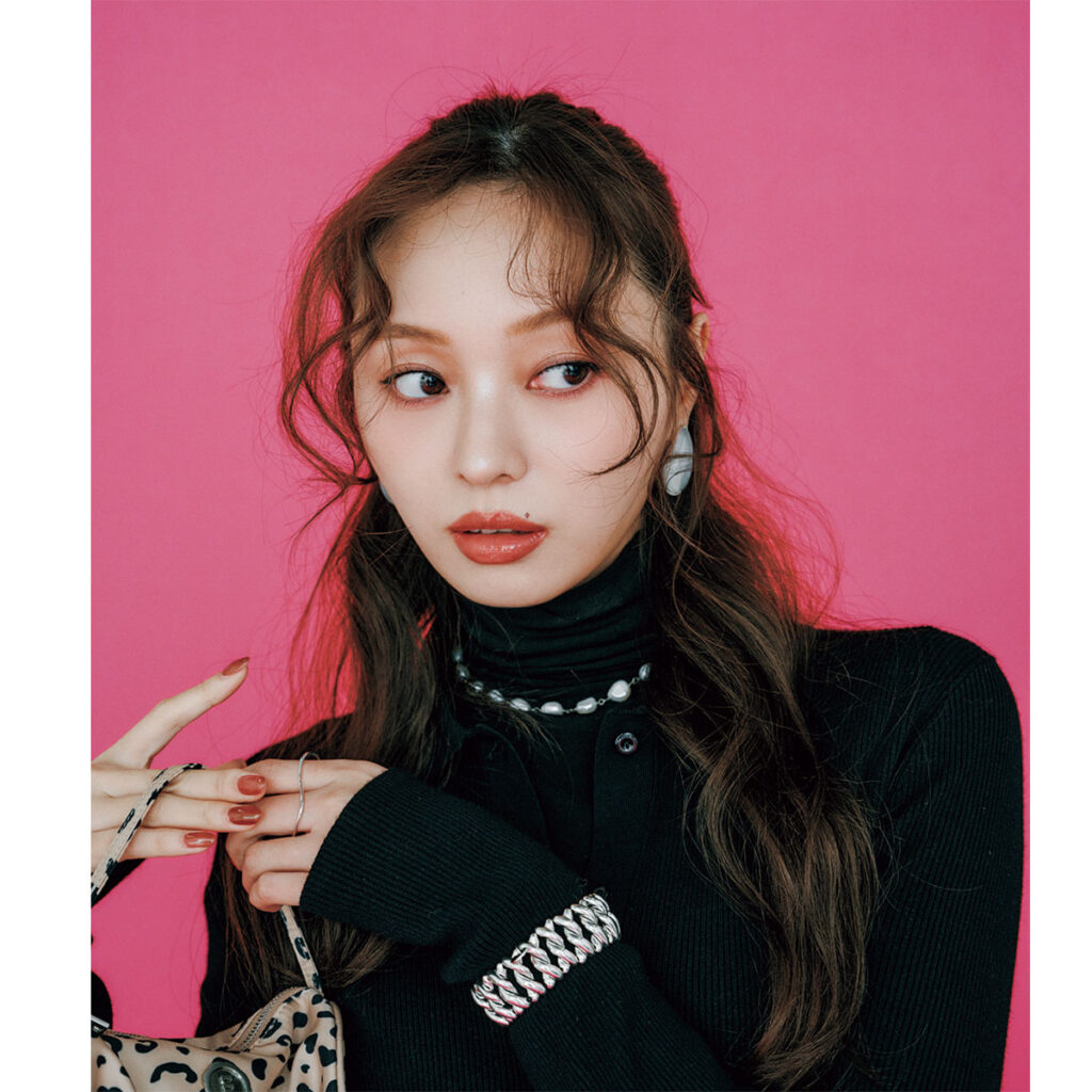 黒タートルとニットポロにパールのネックレス