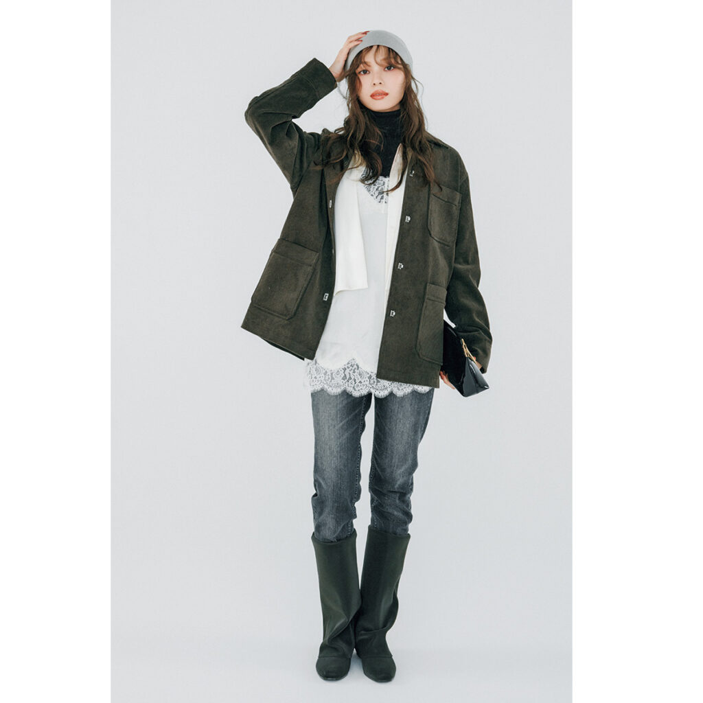 デザインシャツと黒タートルのレイヤードにデニムパンツのコーデ