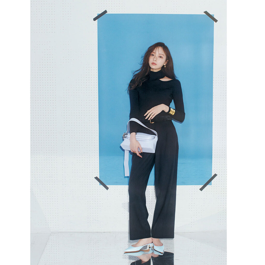 黒トップスとユニクロのタックワイドパンツのモノトーンコーデにブルーのパンプスのコーデ