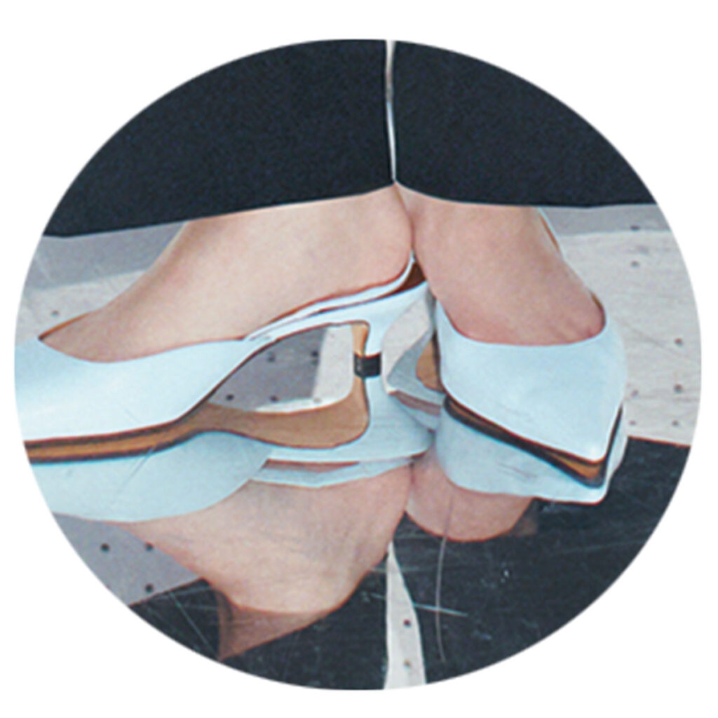 淡めブルーのパンプス