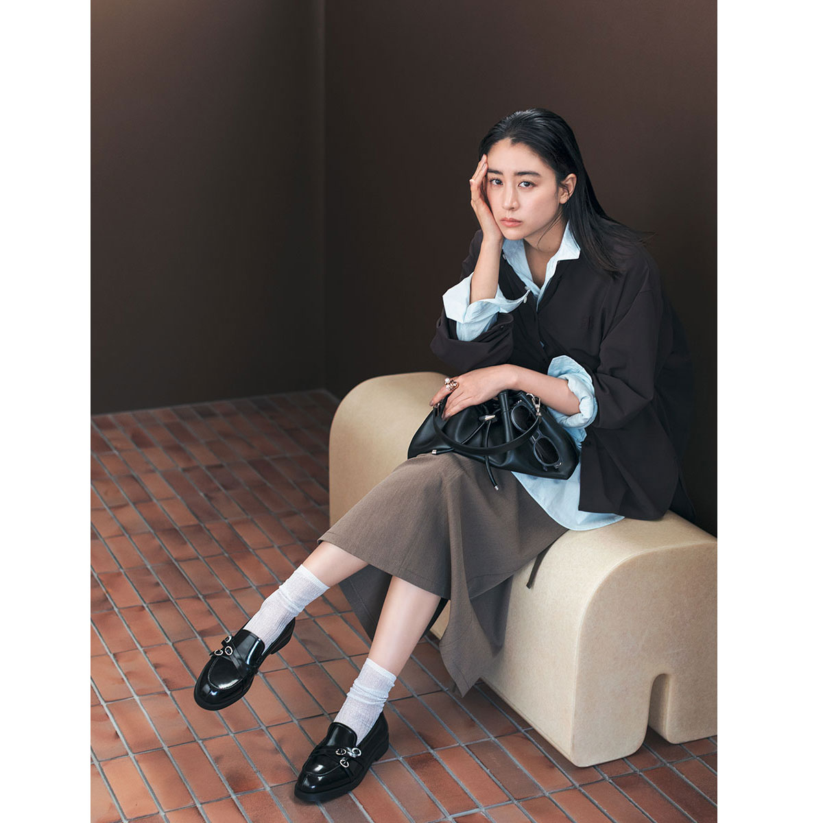 シャツにローファーのコーデ