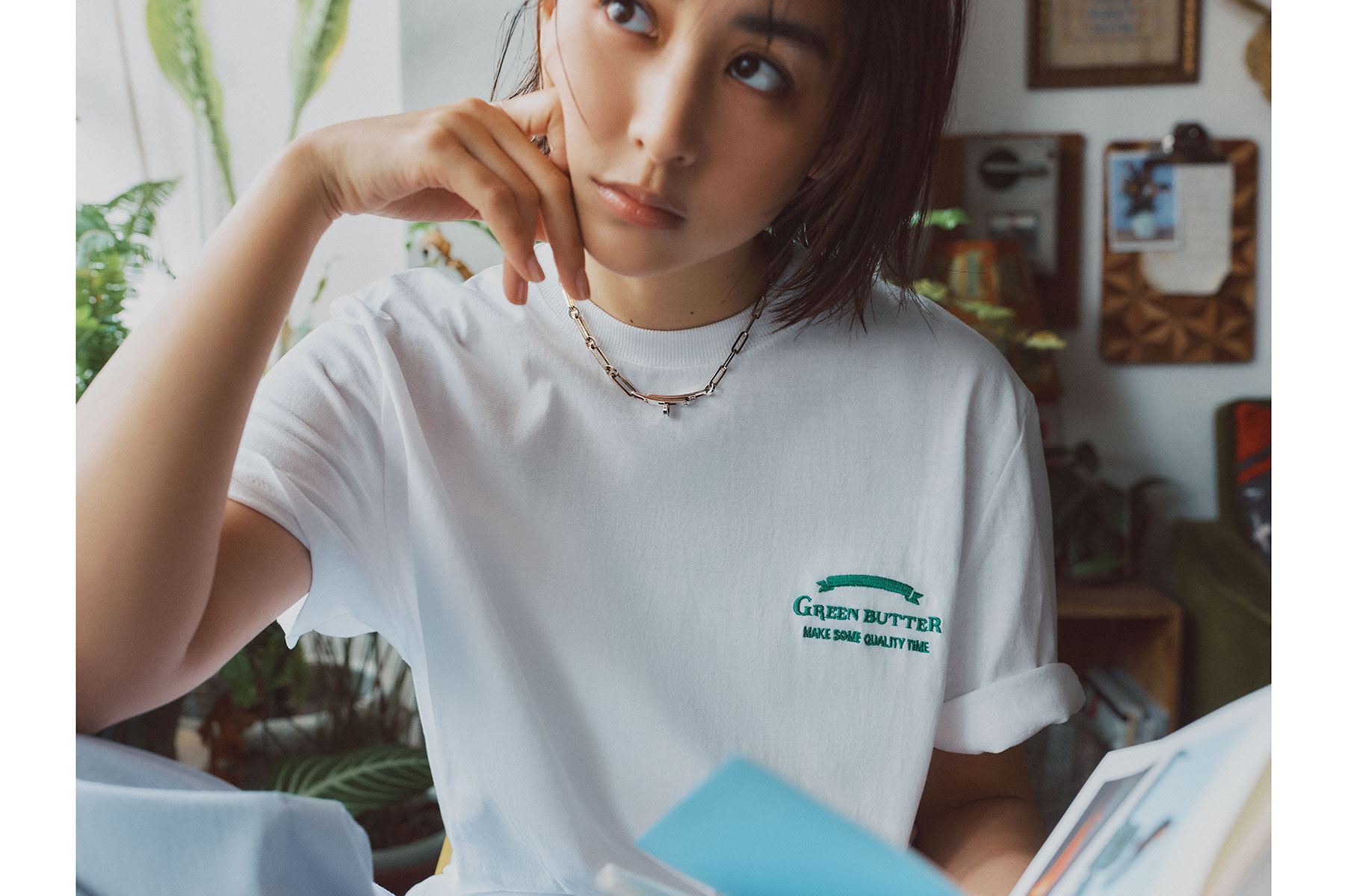 ロゴTにシルバーアクセのコーデ