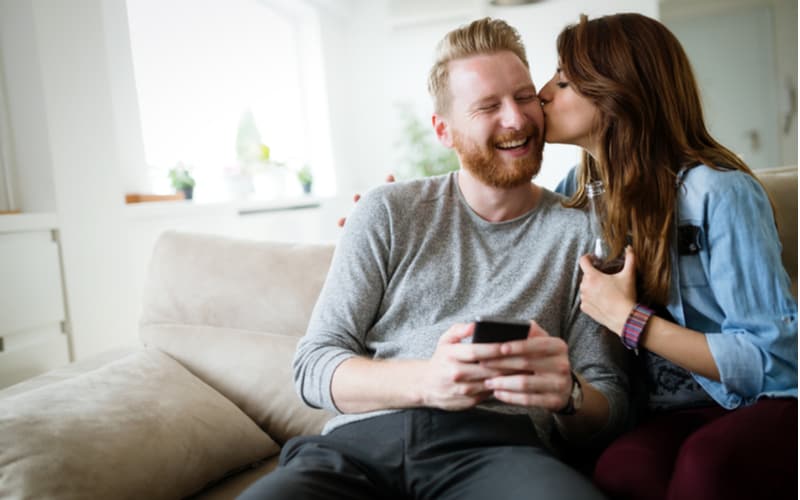 3．頬にキスで緊張が伝わる