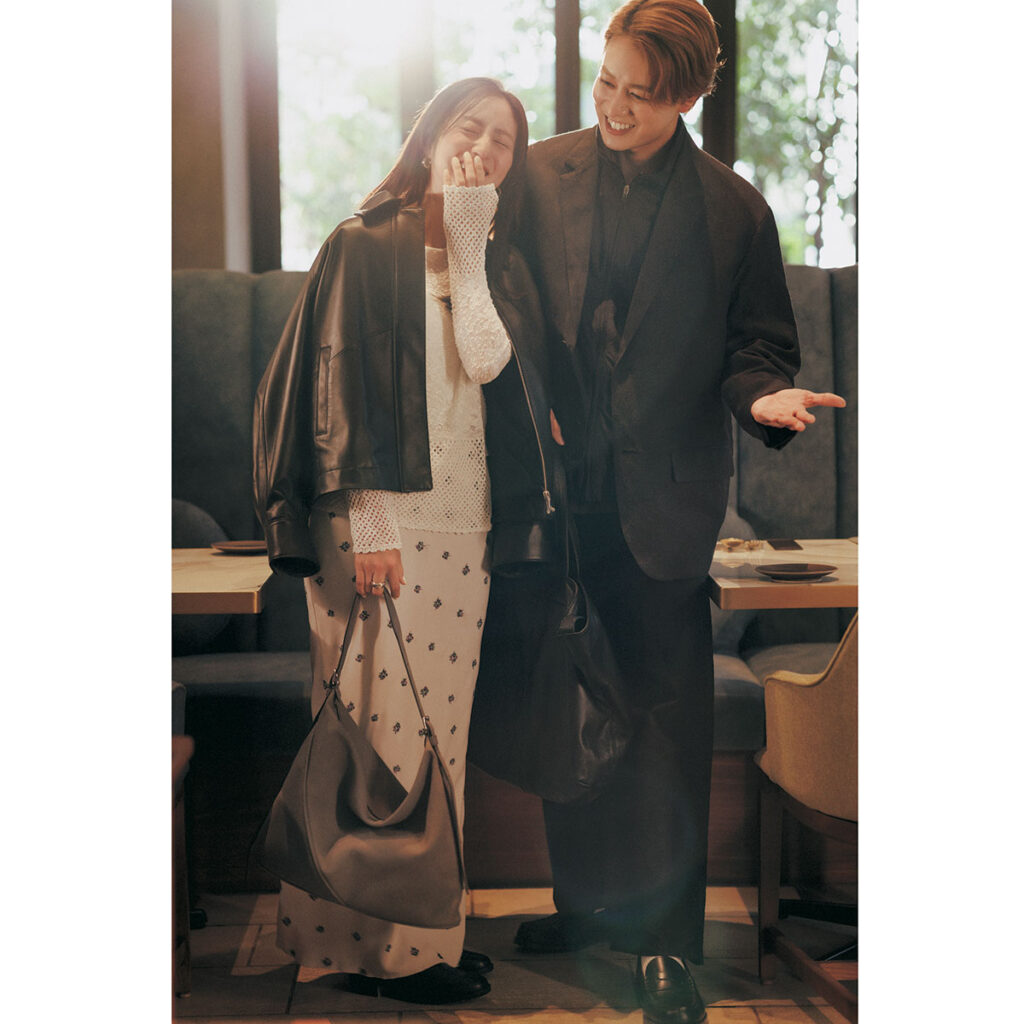 白ニットにフラワー刺繡のジョーゼットスカートのコーデ