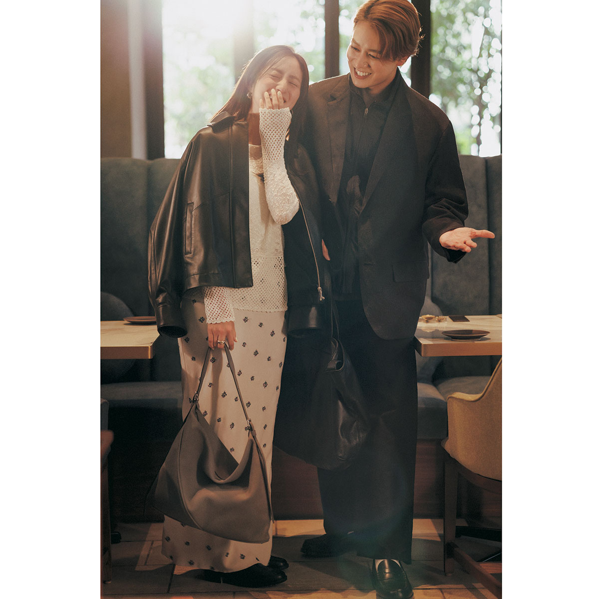 白ニットにフラワー刺繡のジョーゼットスカートのコーデ