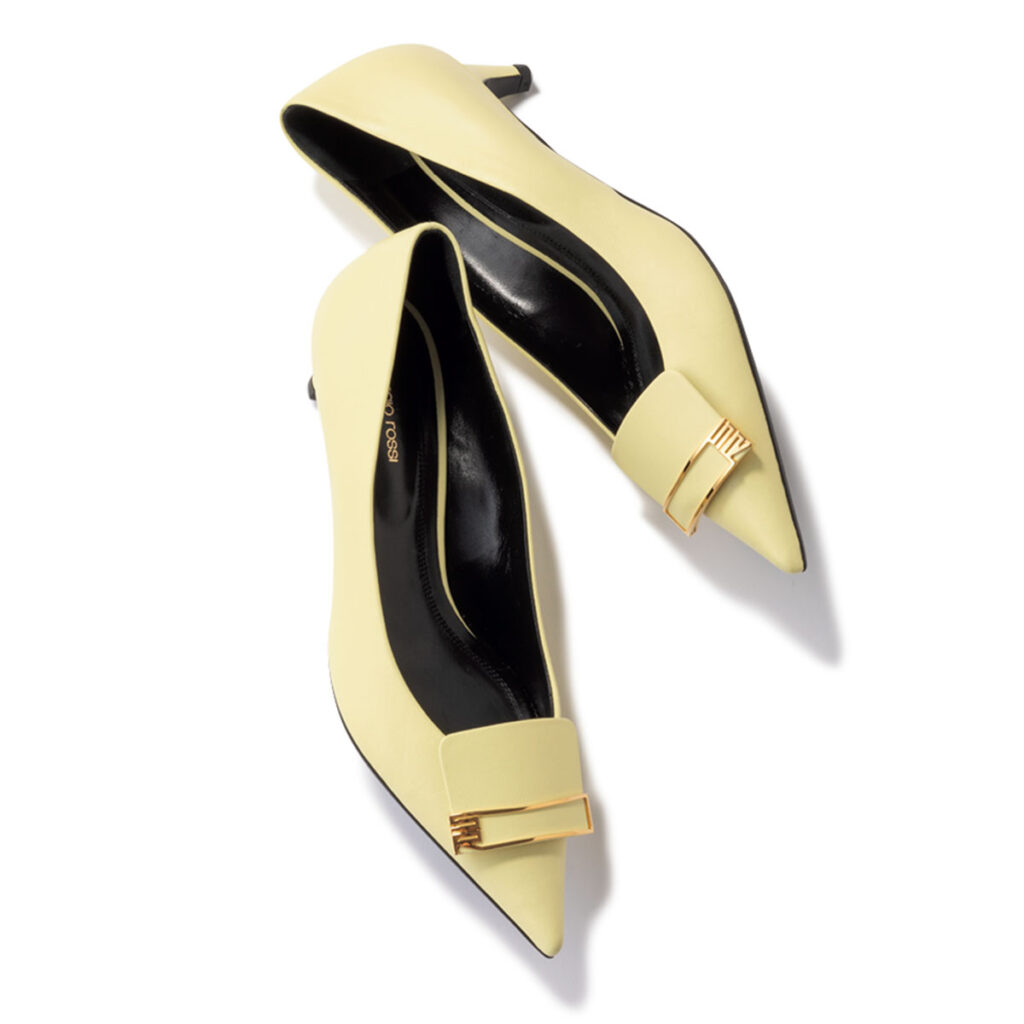 ペールイエローにゴールドメタルのパンプス