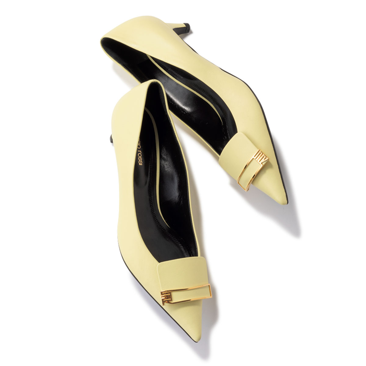 ペールイエローにゴールドメタルのパンプス