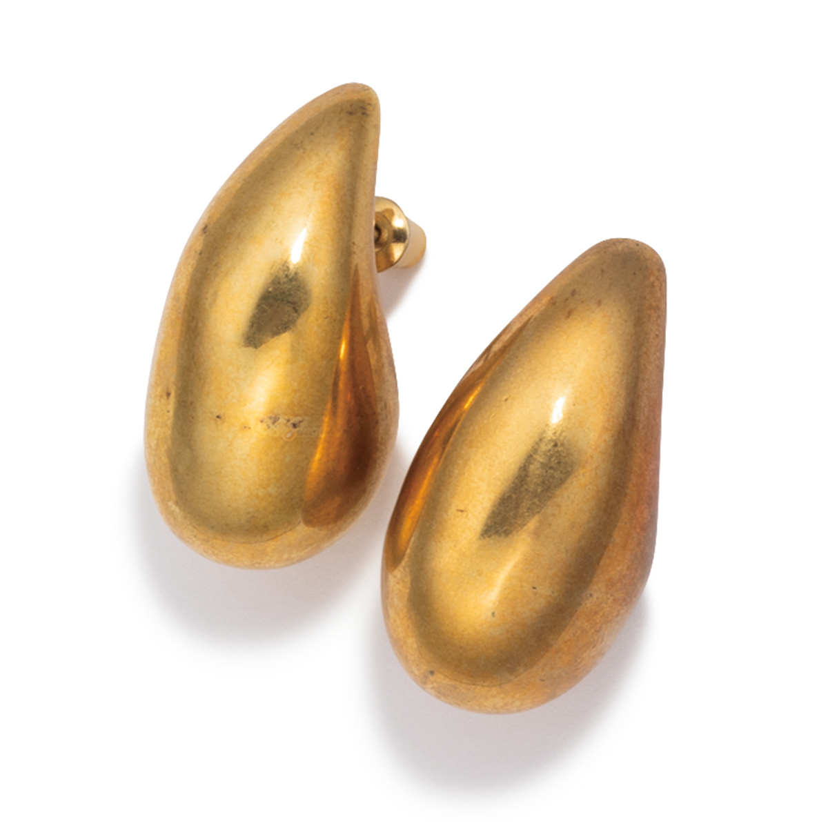 ゴールドのボリュームピアス