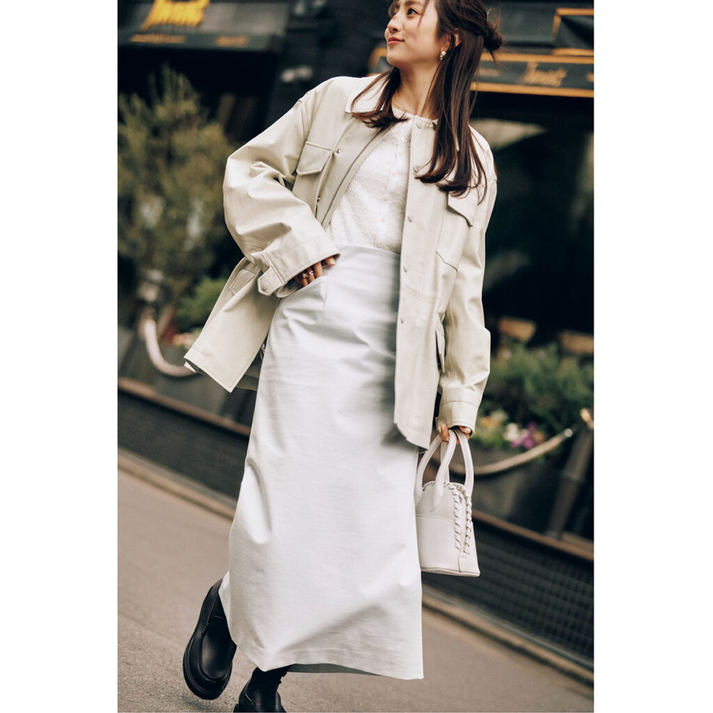 シアートップスと長め丈スカートにジャケットのオールホワイトコーデ