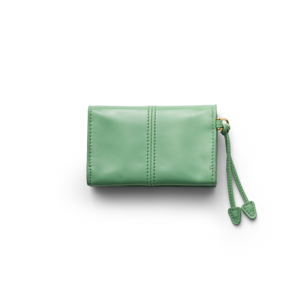 ステッチも同色カラーのカードケースの裏面