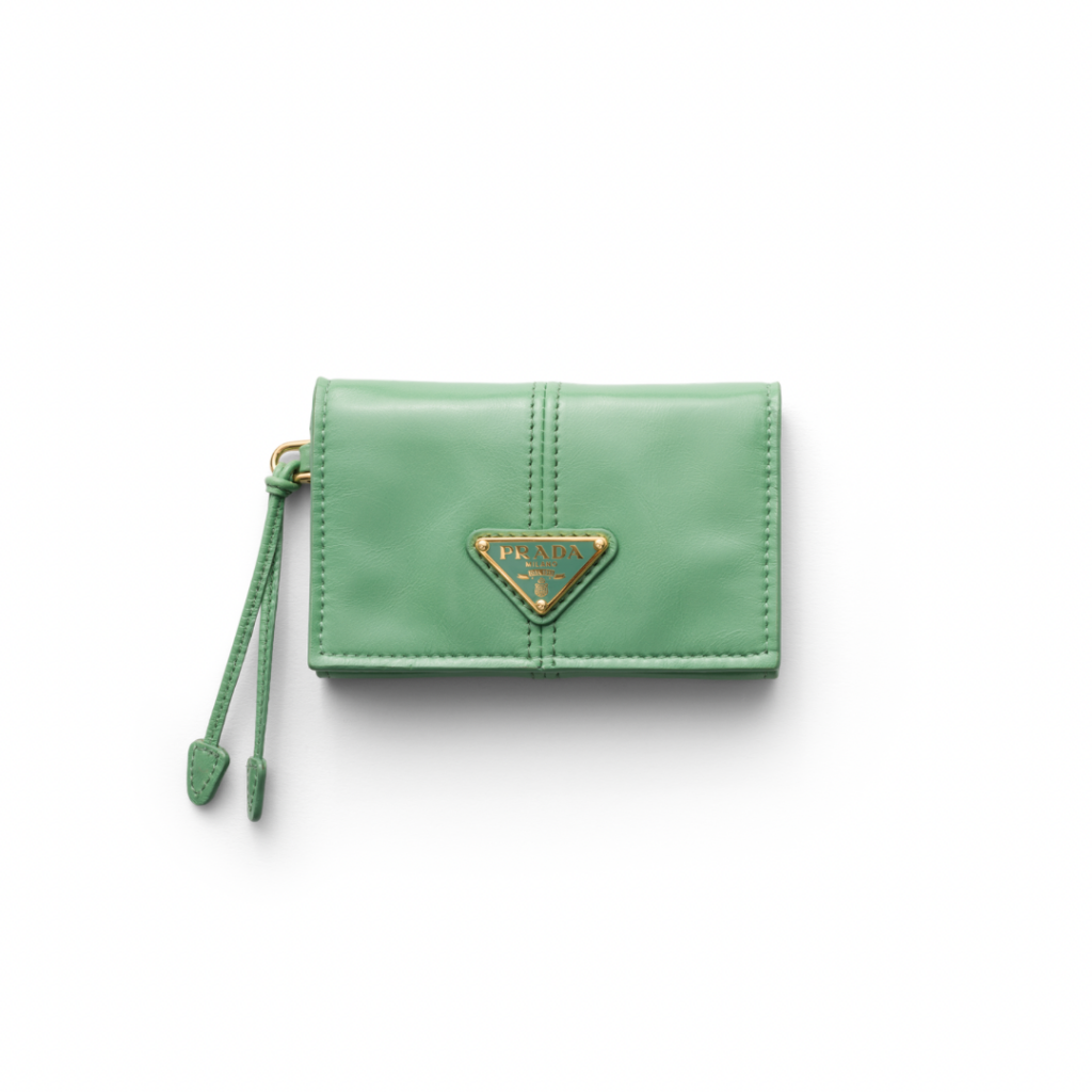 レザーストラップ付きのプラダのカードケース