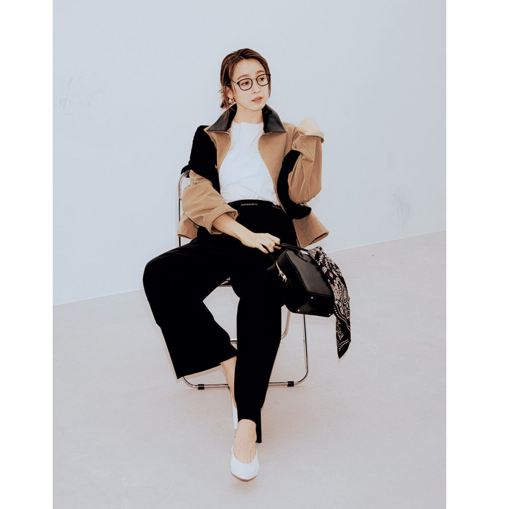 白Tとスラックスにワークジャケットのコーデ