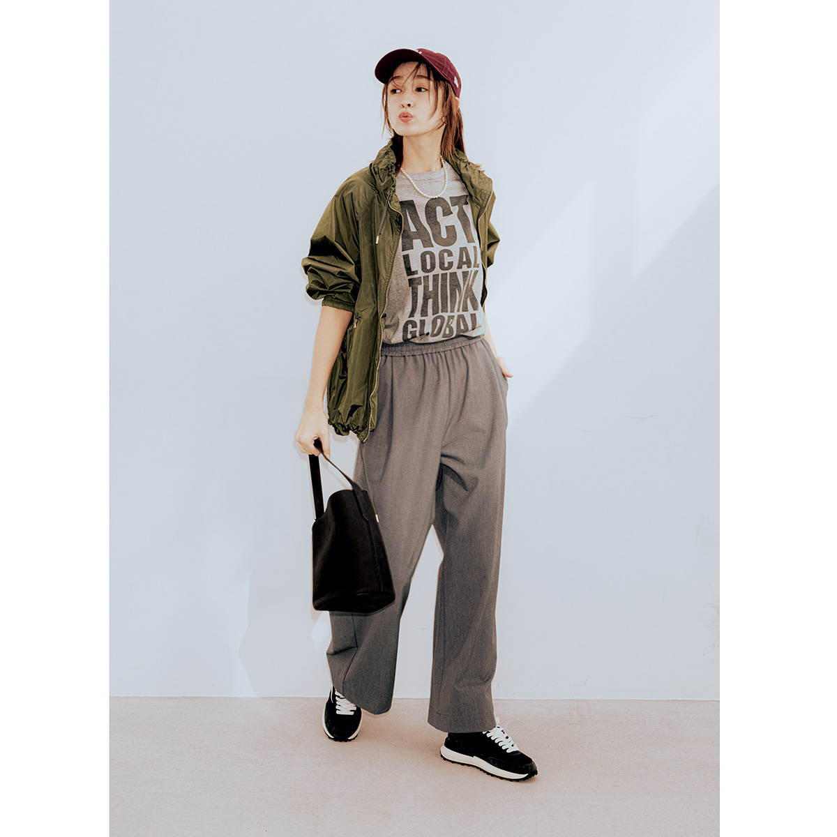 ロゴTとグレースラックスにカーキのブルゾンのコーデ