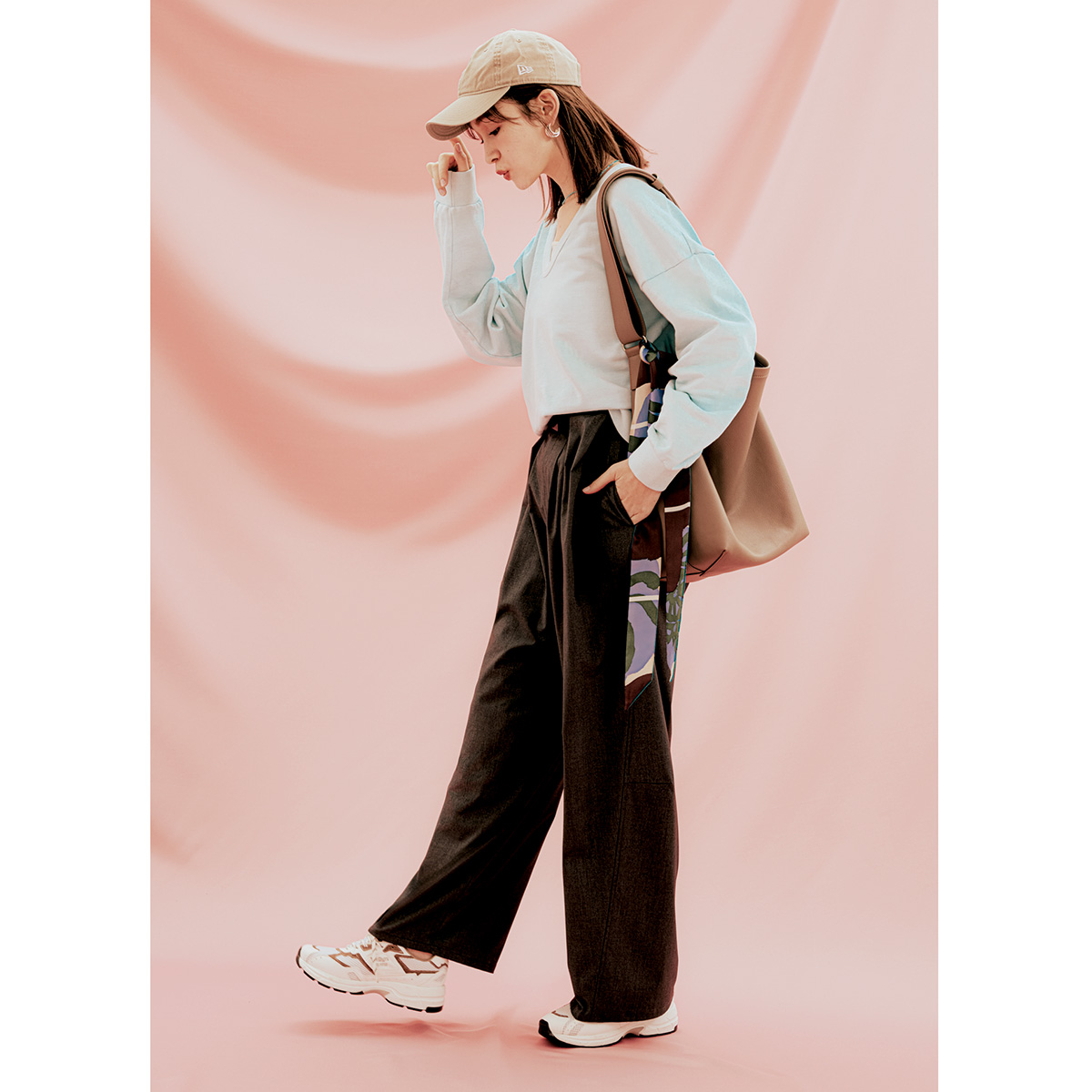 春色スウェットにキャップとスニーカーのコーデ