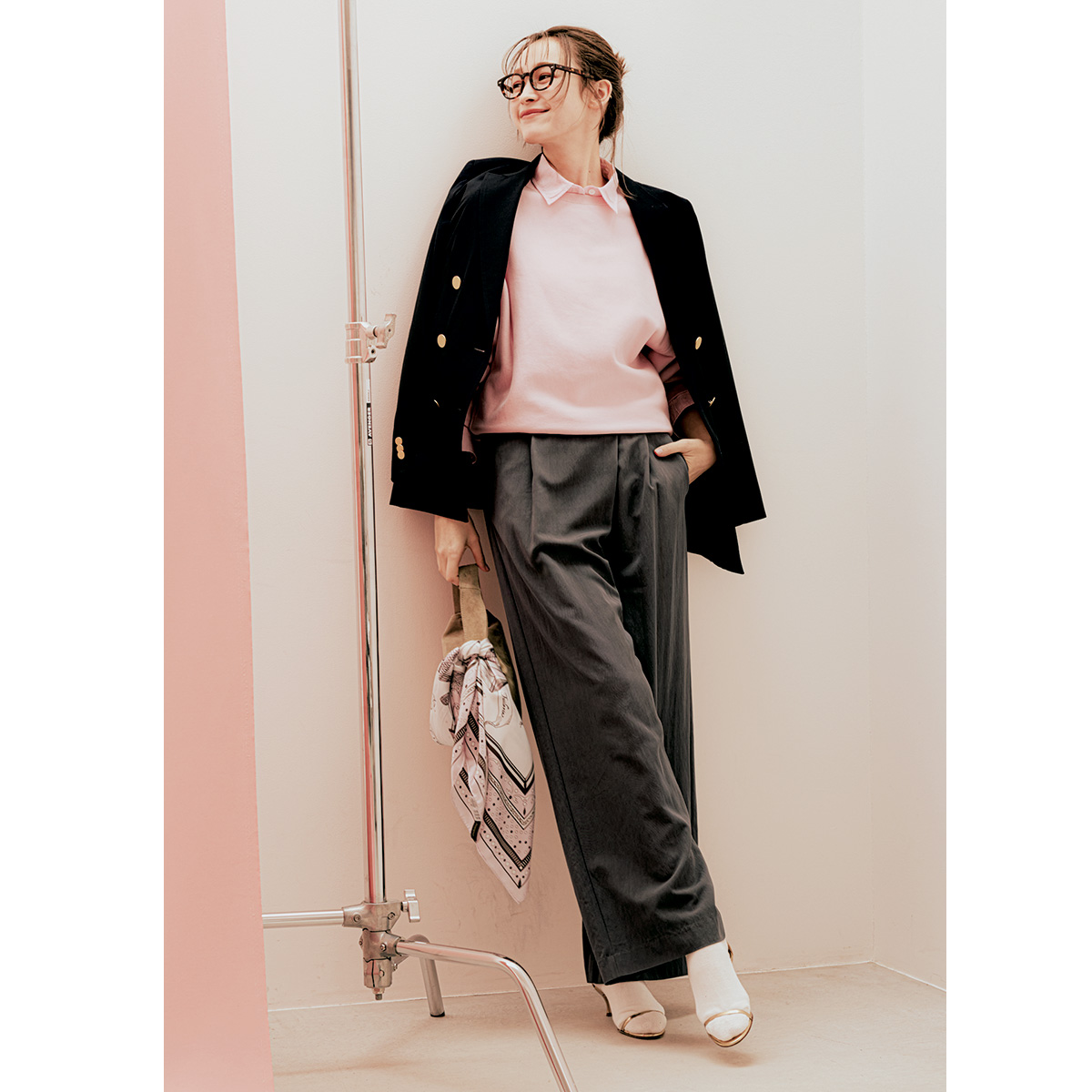 ピンクシャツときちんとジャケットにグレースラックスのコーデ