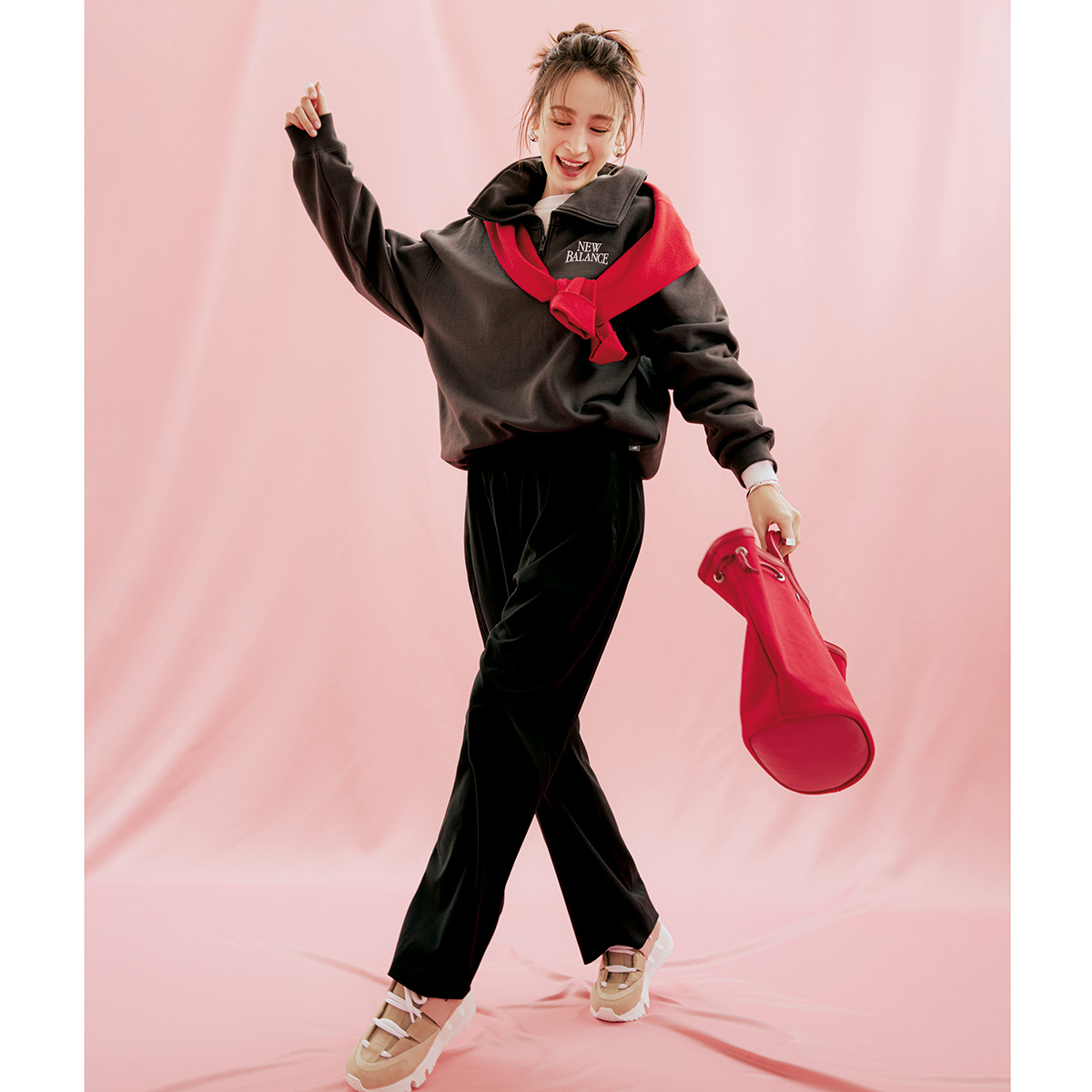 ハーフジップと黒スラックスのコーデ