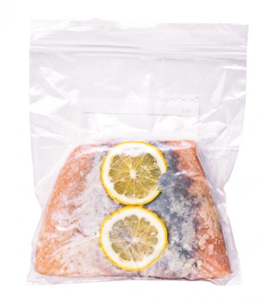冷凍用保存袋に入った「サーモン×レモン×塩麹」