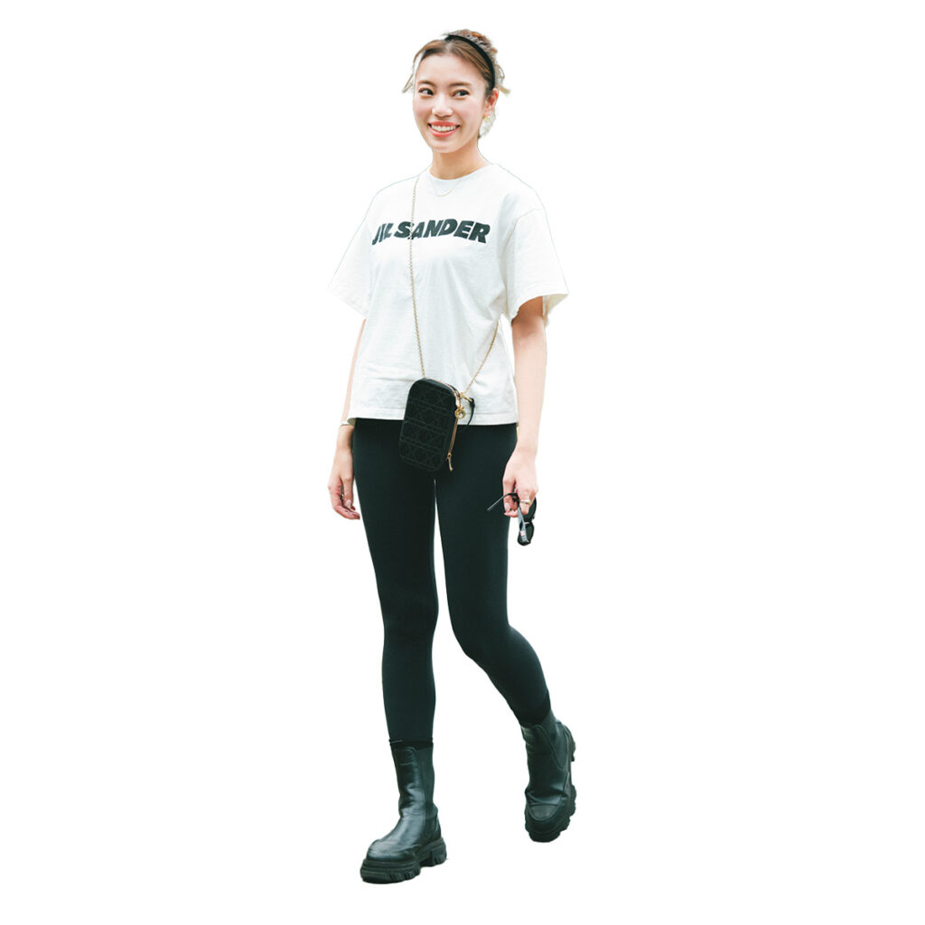ロゴTシャツとレギンスパンツのコーデ