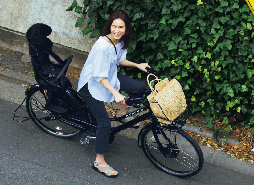 笹川友里さんの「黒パンツ」ベースの自転車スタイル４選 – magacol